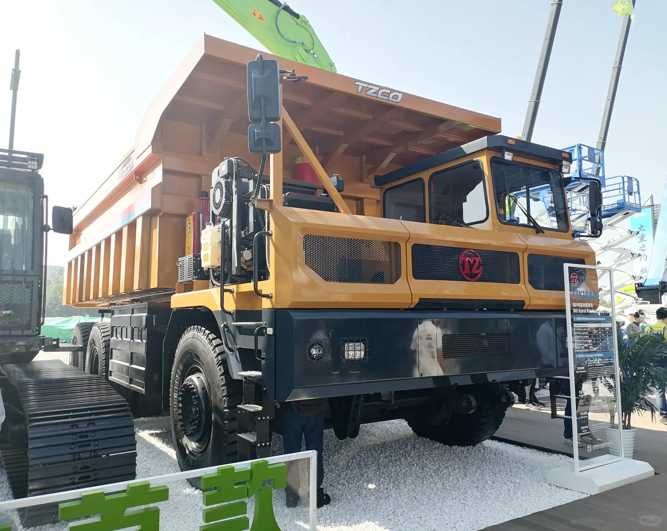 去工程机械展看矿卡