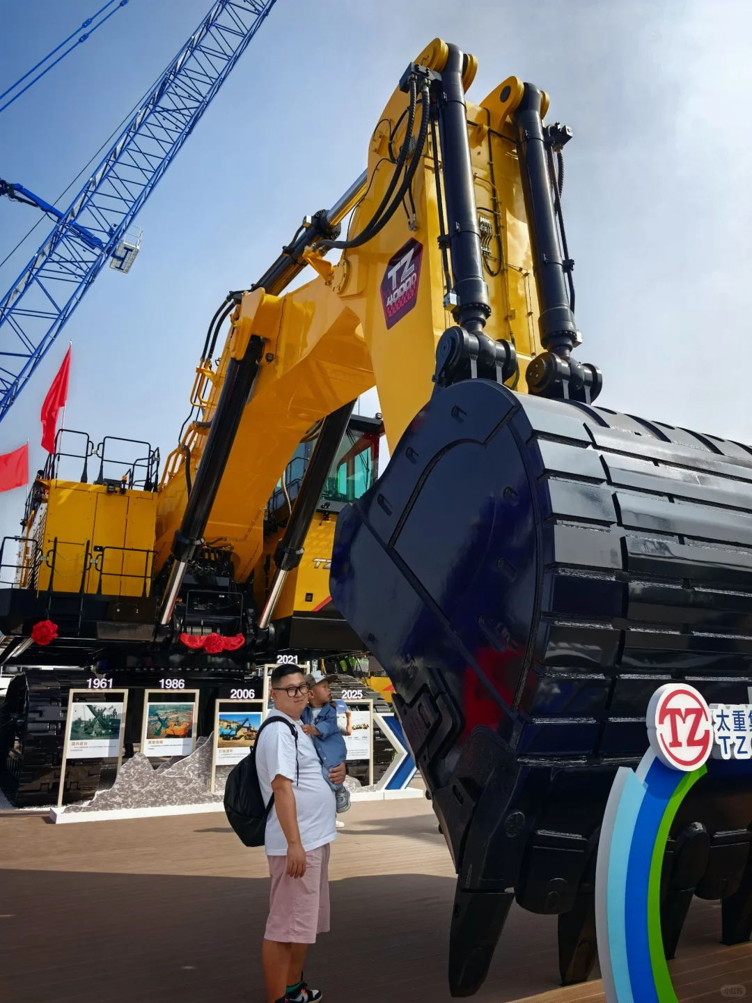 19月龄勇闯北京工程机械展