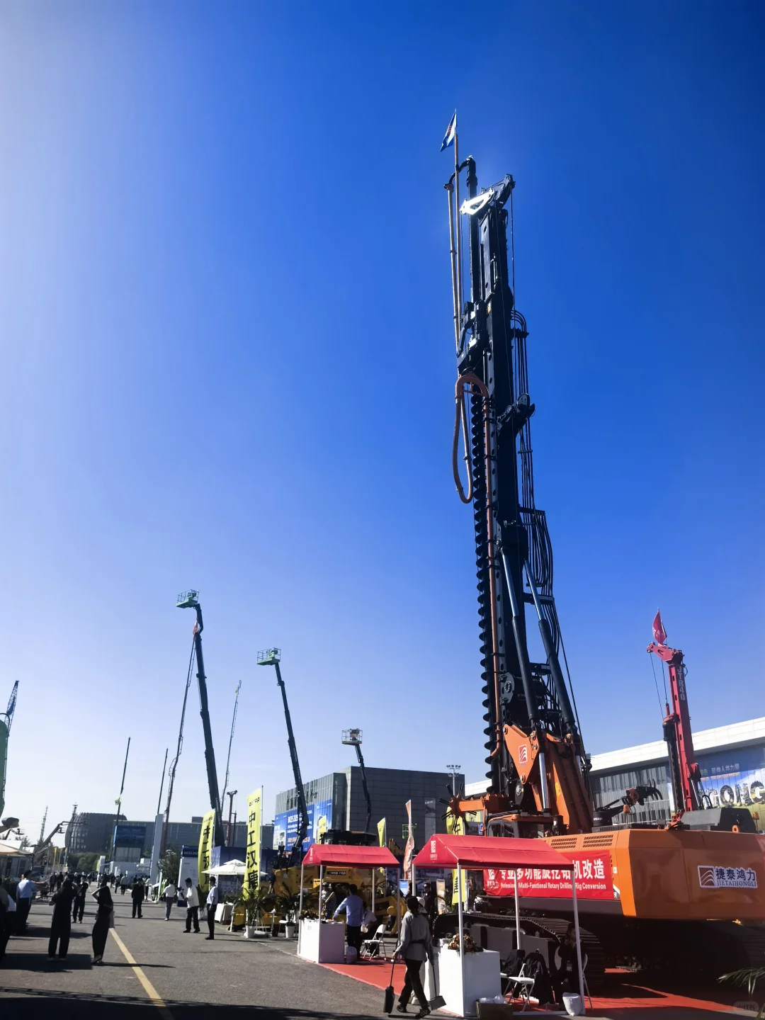 挖机吊车随便试！机械展解锁硬核亲子时光