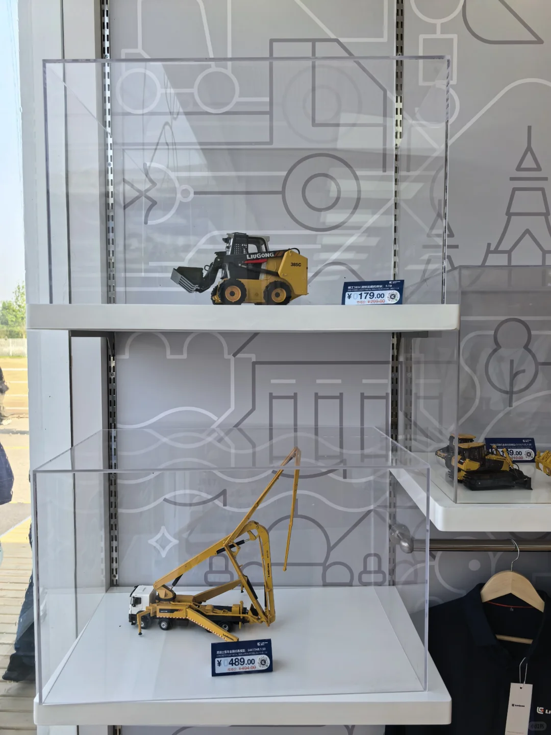 19月龄勇闯北京工程机械展