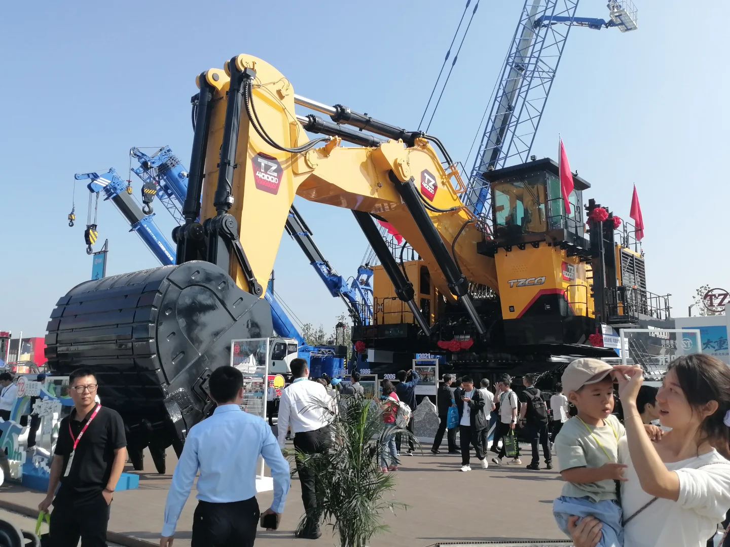 去工程机械展看矿卡