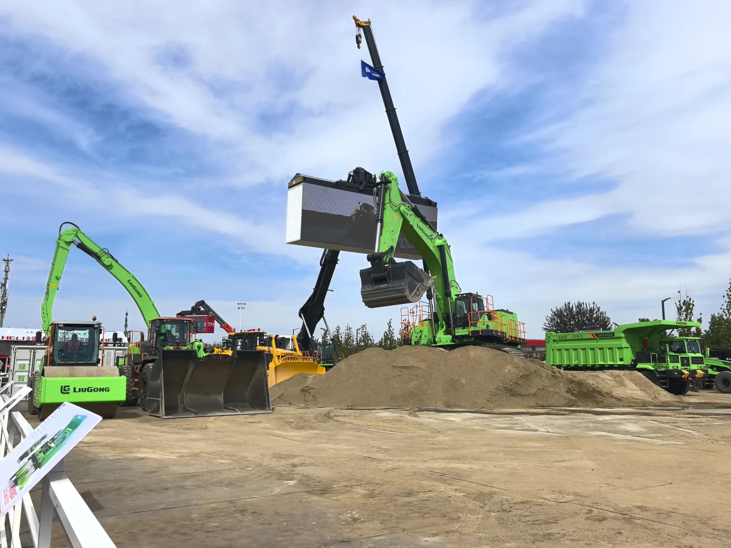 挖机吊车随便试！机械展解锁硬核亲子时光