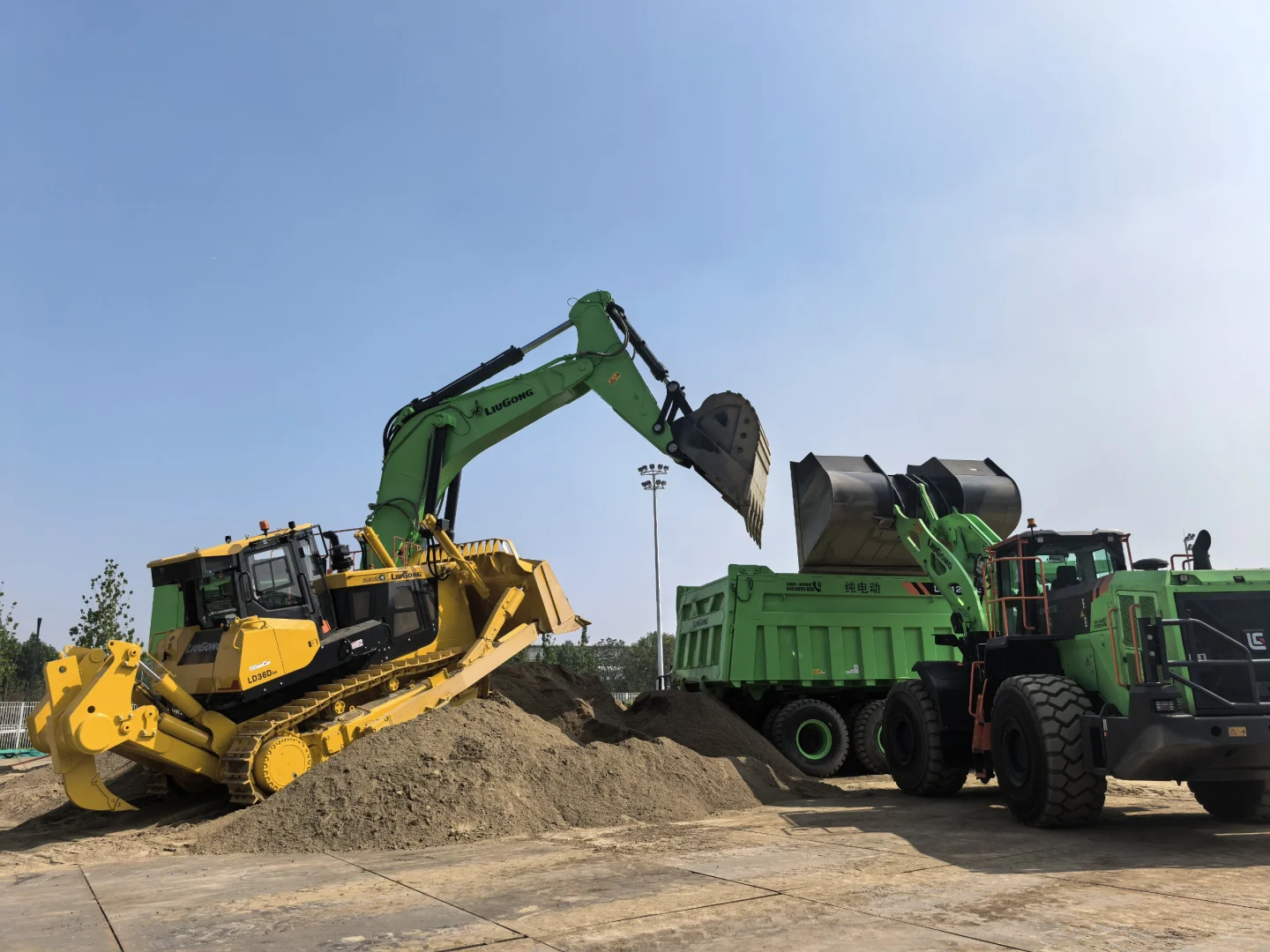 19月龄勇闯北京工程机械展
