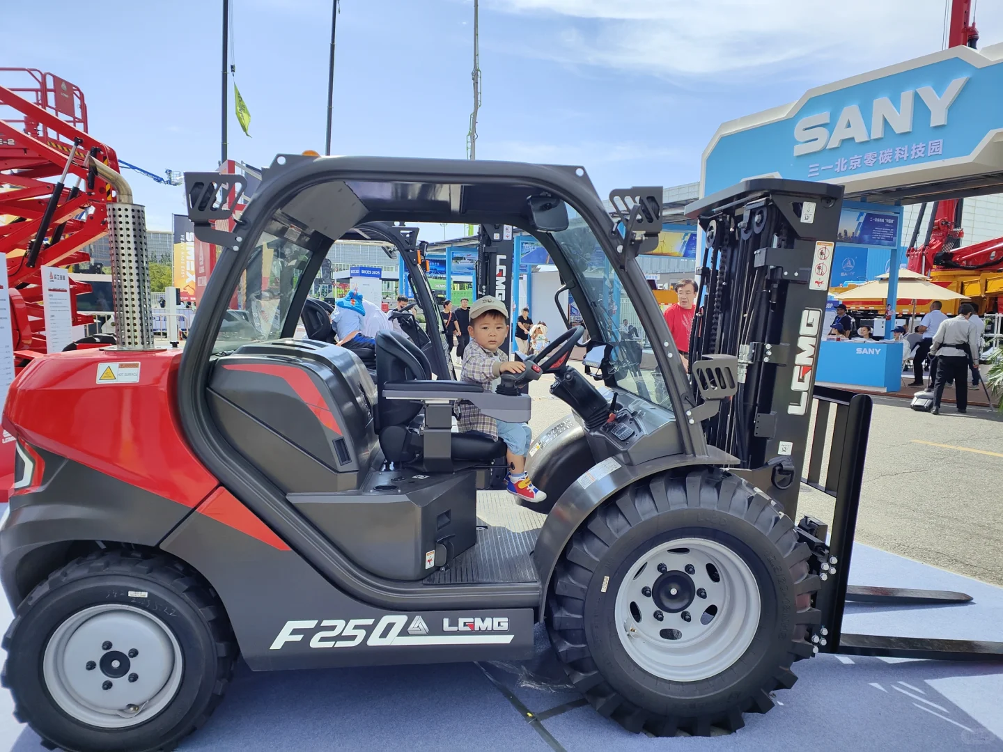 2岁男孩的挖机奔现，26日儿童场快冲！