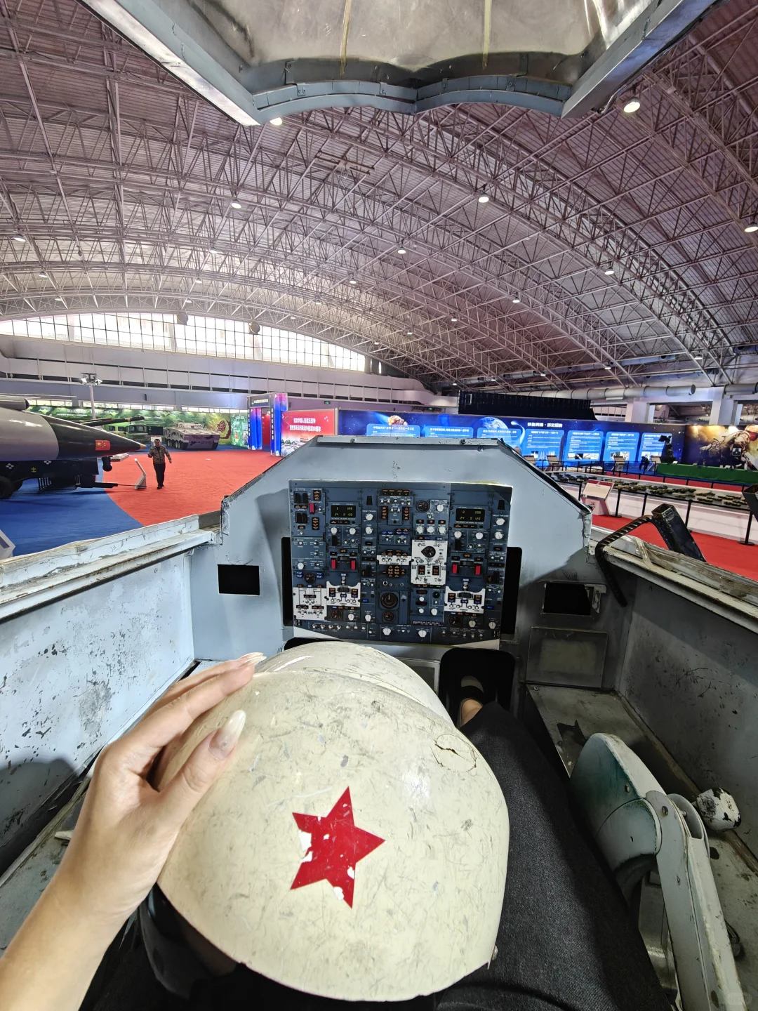 北京国防展:不敢想象,我真的登上了歼20!