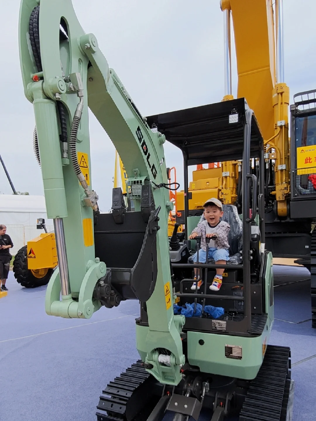 2岁男孩的挖机奔现，26日儿童场快冲！