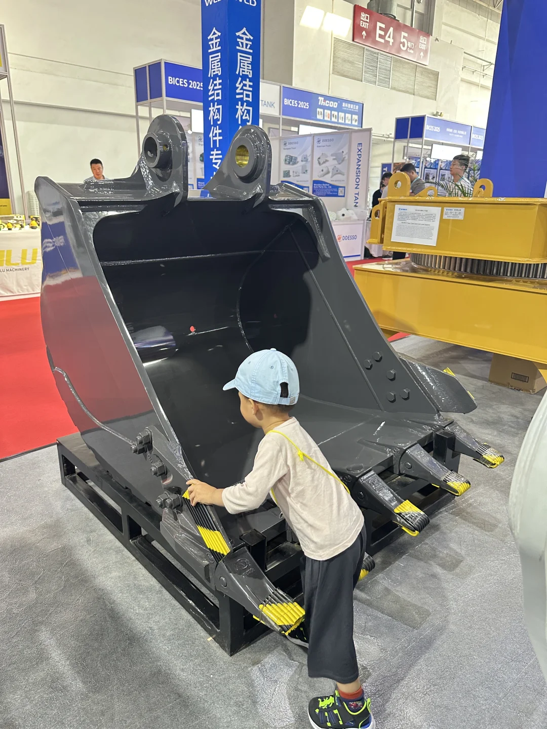 去机械展，其实很方便❗️爱挖机的孩子们冲