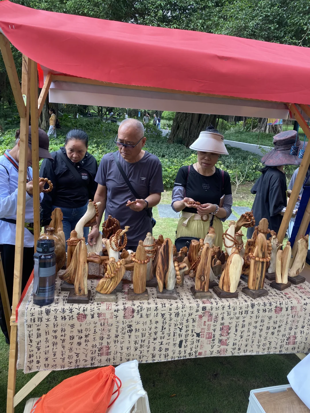 挤满人，感谢南宁非遗文化市集举办方。