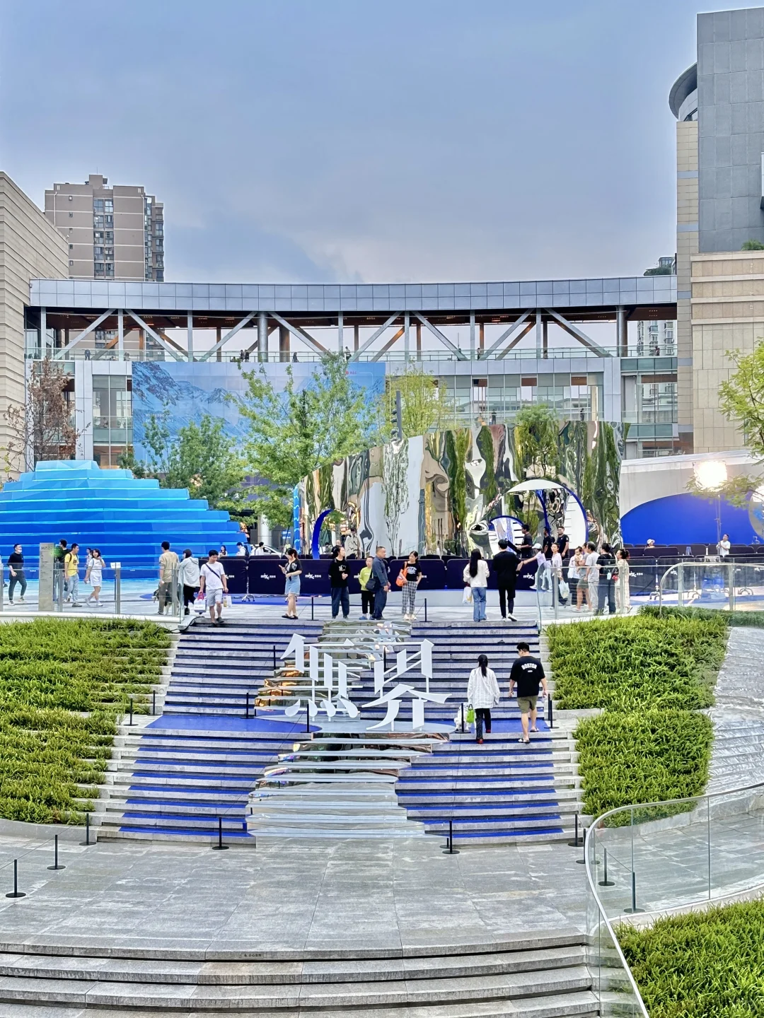 成都万象城是要考研吗。。。好魔幻?。。。