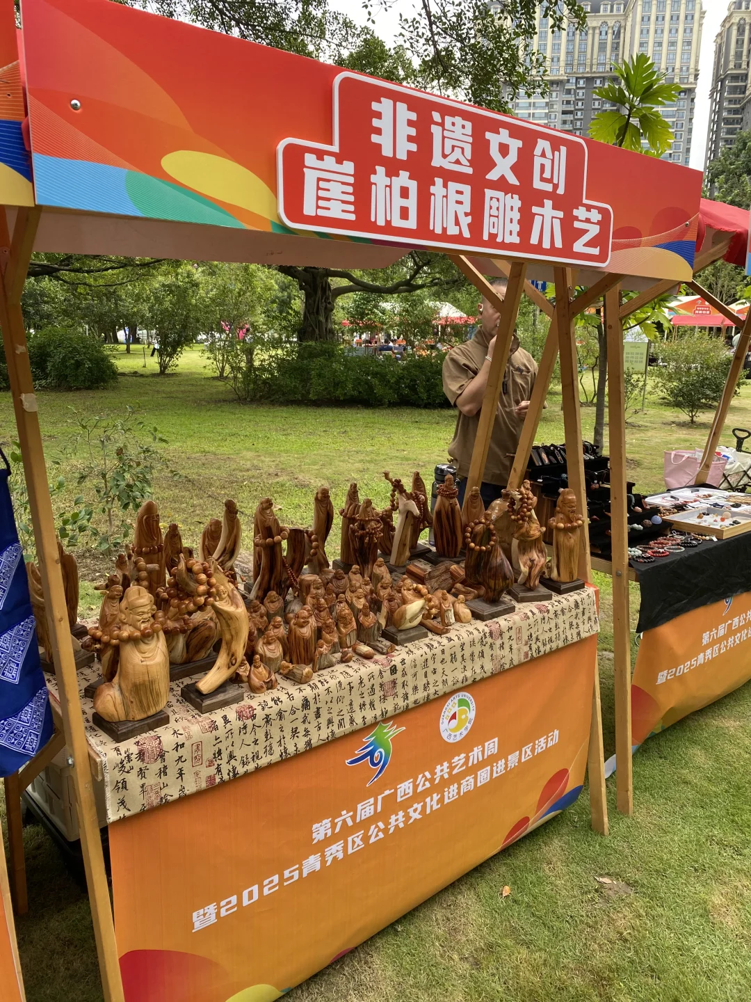 挤满人，感谢南宁非遗文化市集举办方。