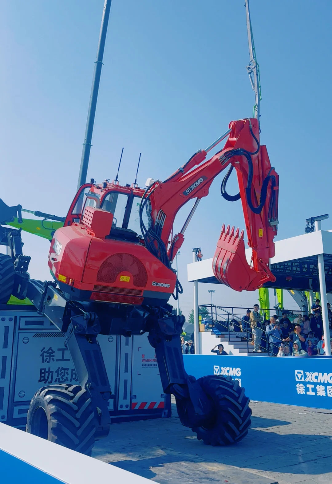 ber 你去工程机械展看什么？当然是看热闹！