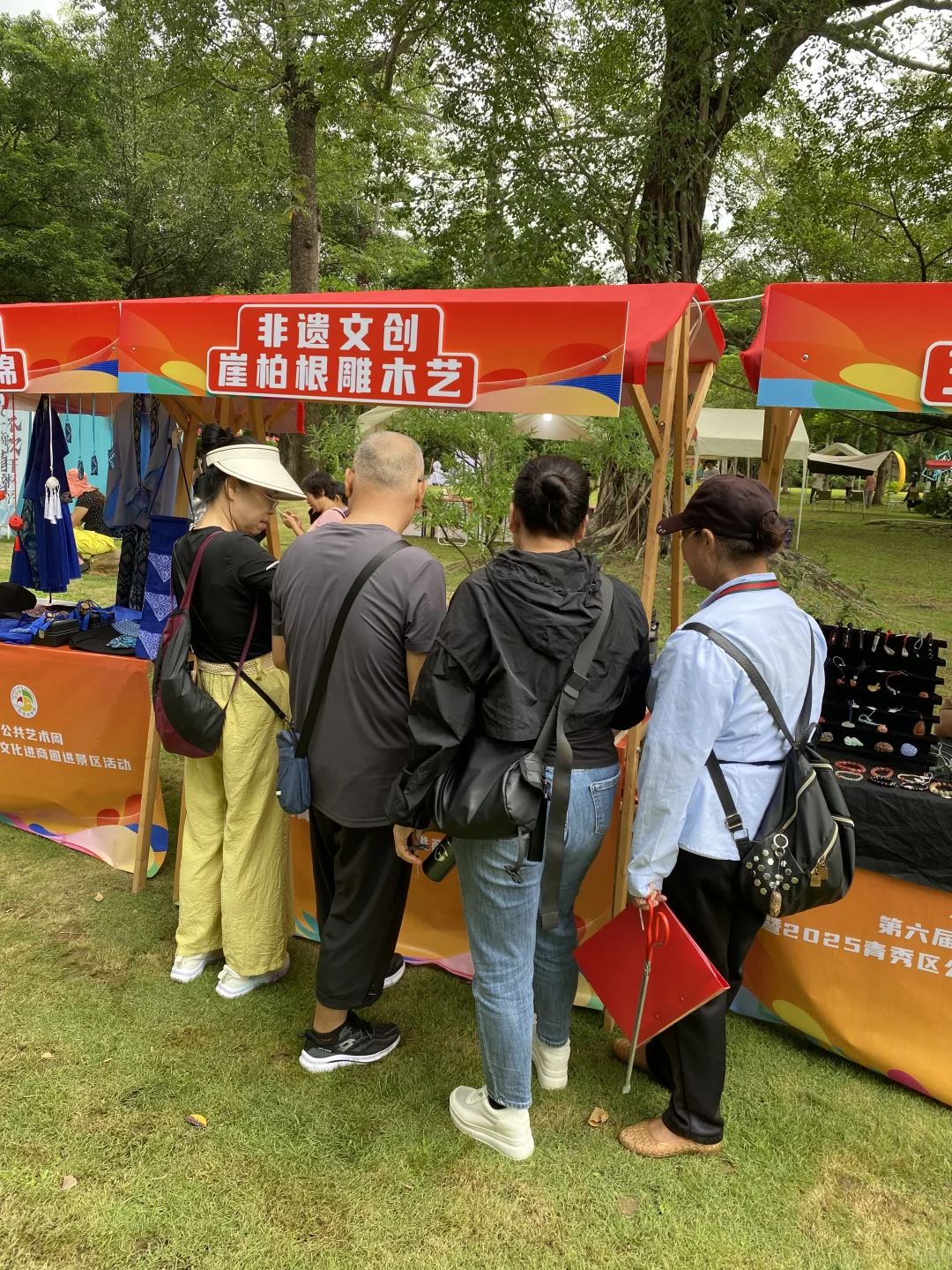 挤满人，感谢南宁非遗文化市集举办方。