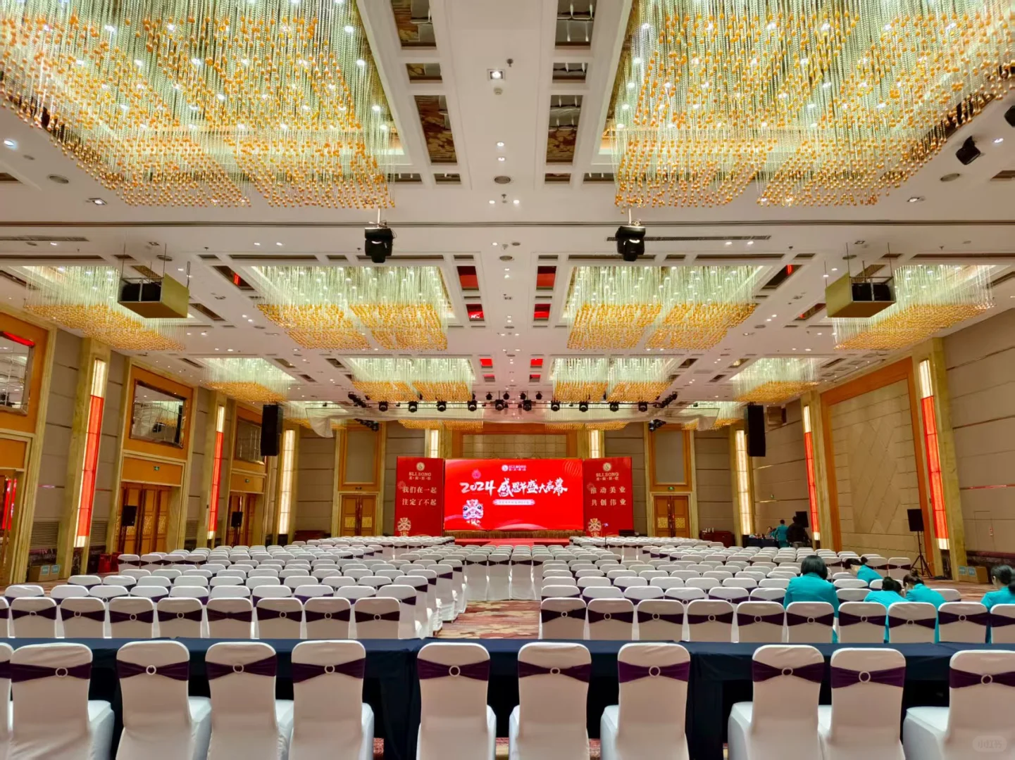 这样的会议谁不爱呢?会议室真的太震撼了