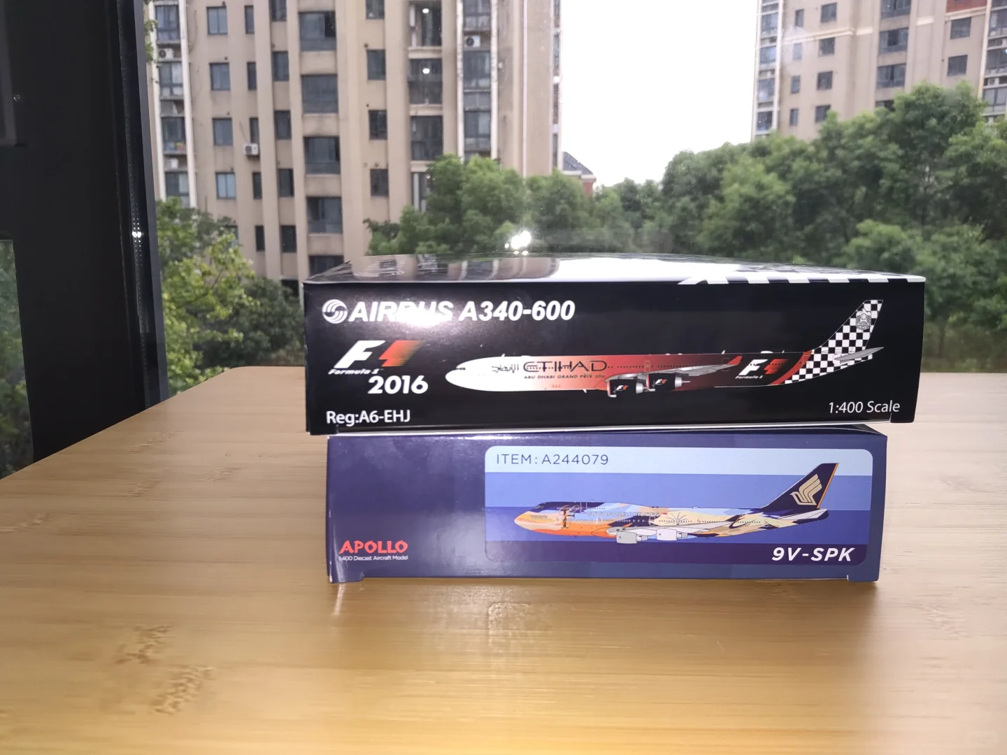 在上海第二届模型展销会买的两架飞机