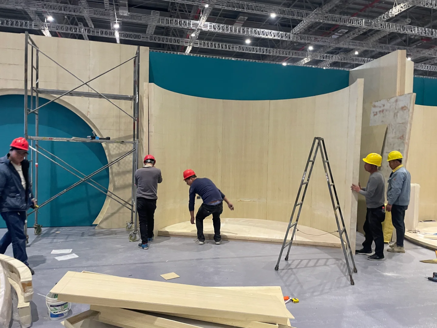 三天的展会搭建，每天都要在现场