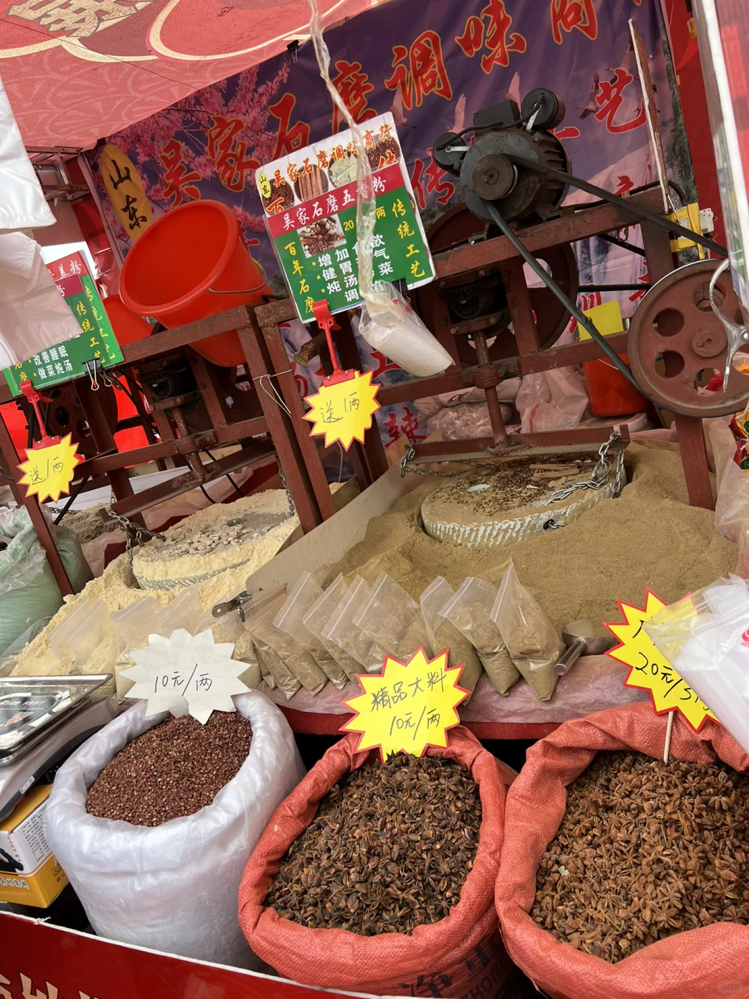 水上公园春日游，内有热闹的土特产市集