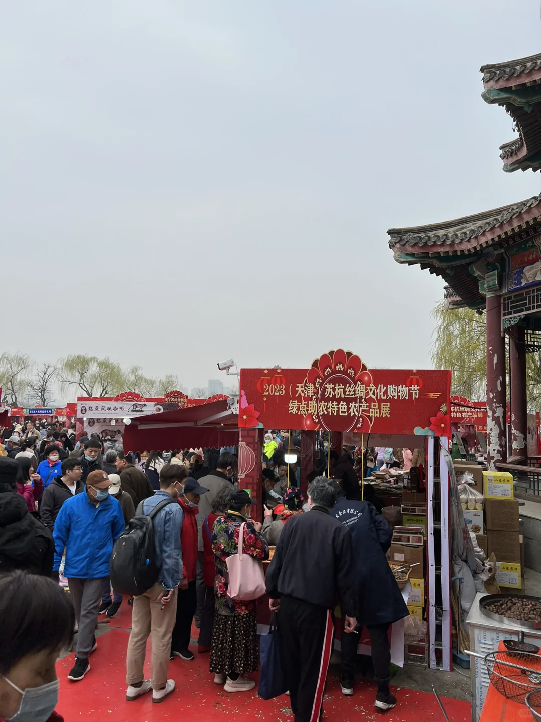 水上公园春日游，内有热闹的土特产市集