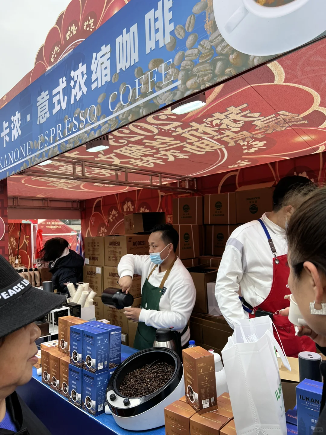 水上公园春日游，内有热闹的土特产市集