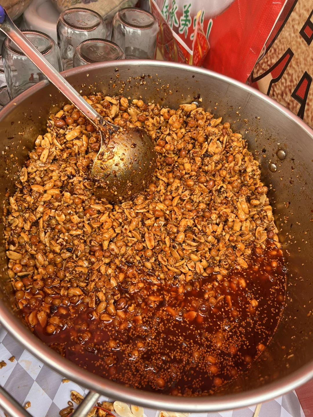 水上公园春日游，内有热闹的土特产市集