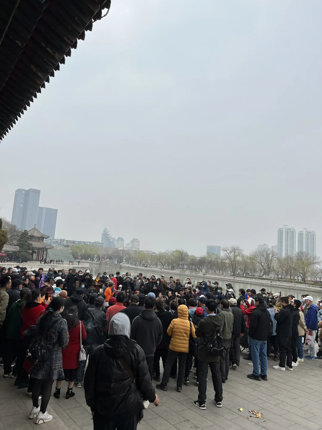 水上公园春日游，内有热闹的土特产市集