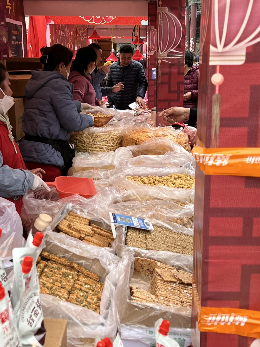 水上公园春日游，内有热闹的土特产市集