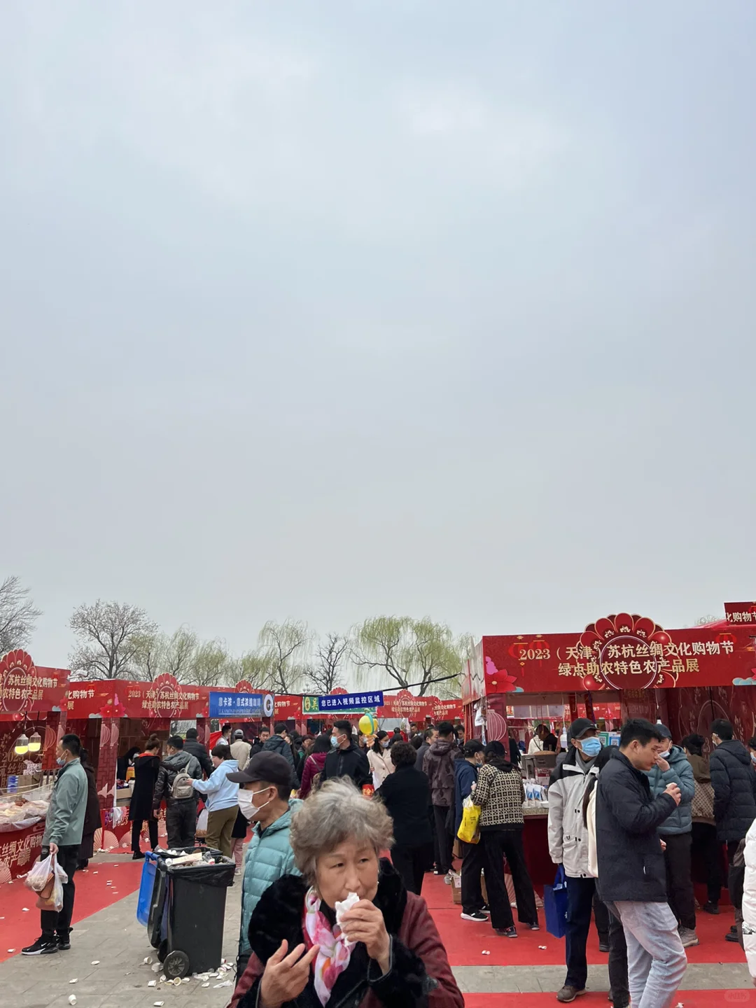 水上公园春日游，内有热闹的土特产市集