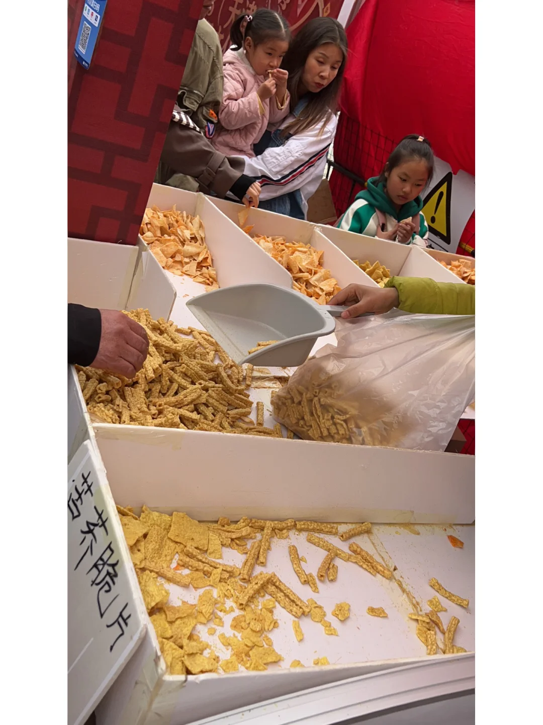 水上公园春日游，内有热闹的土特产市集