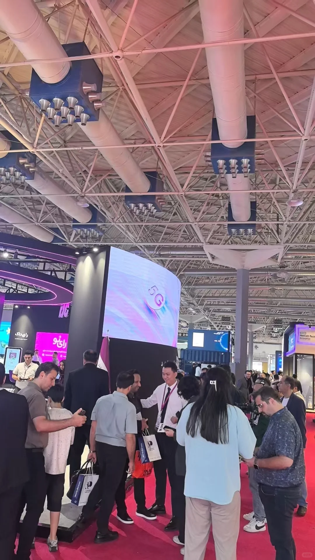 伊朗电子展会第一天人流好多呀！
