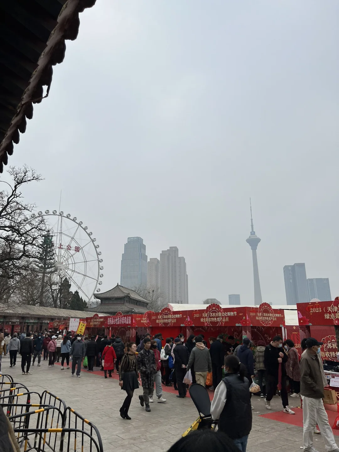 水上公园春日游，内有热闹的土特产市集