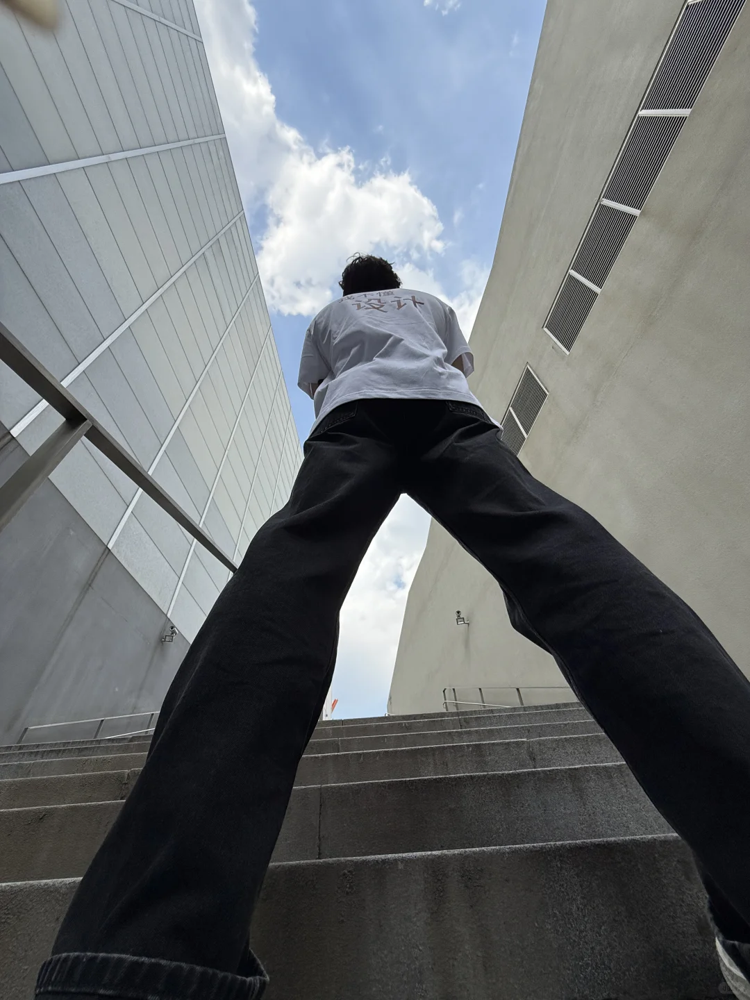 请问：穿着这身去看设计展怎么样