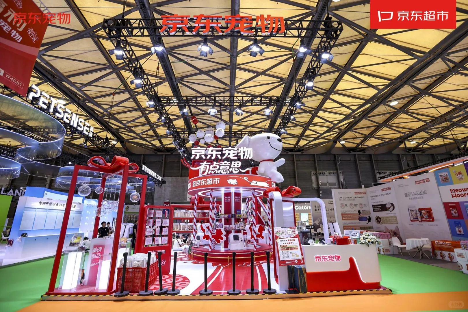 亚宠展逛懵了？京东宠物展台设计绝了?逛