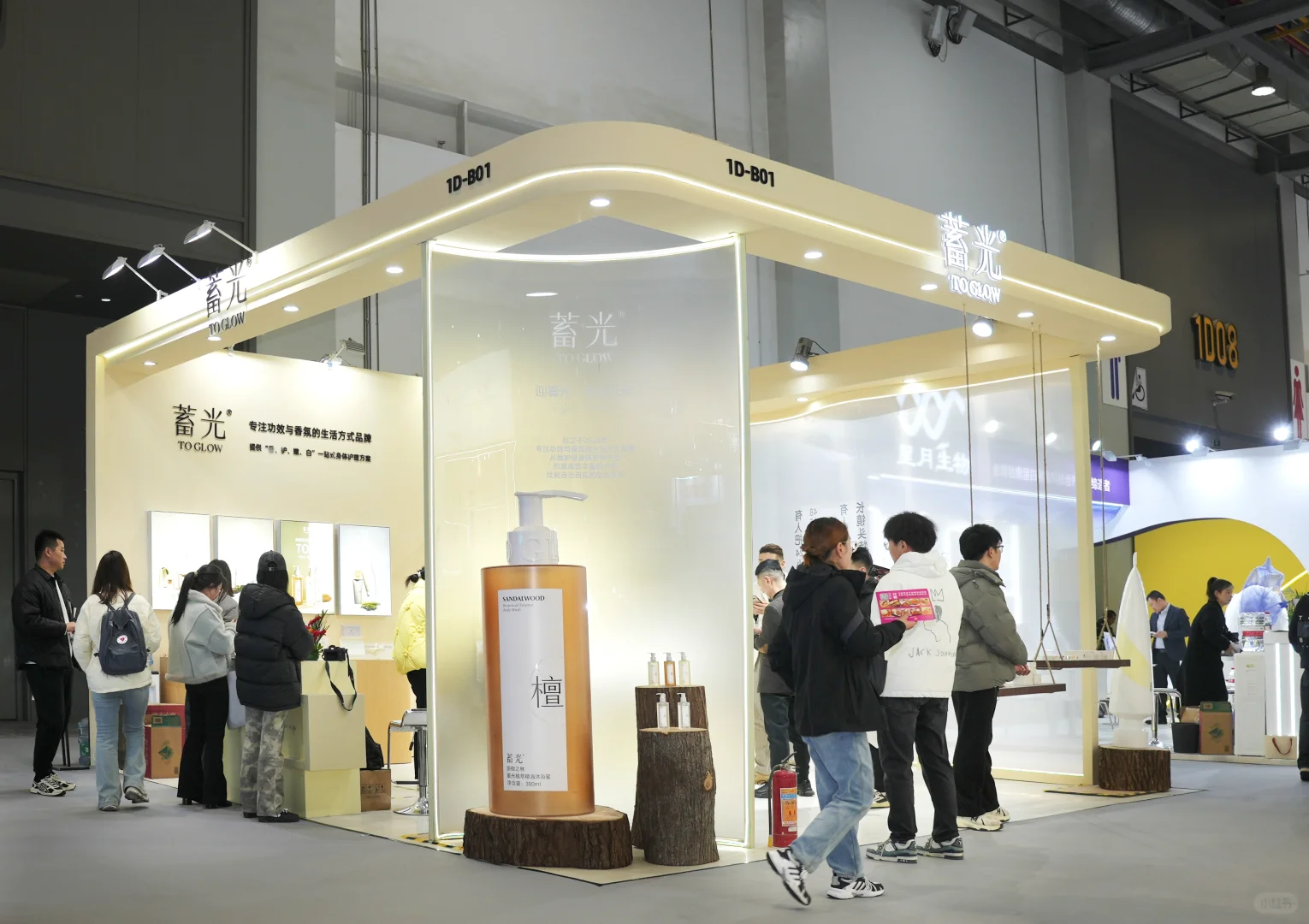 美妆展｜米色系高级通透展台?