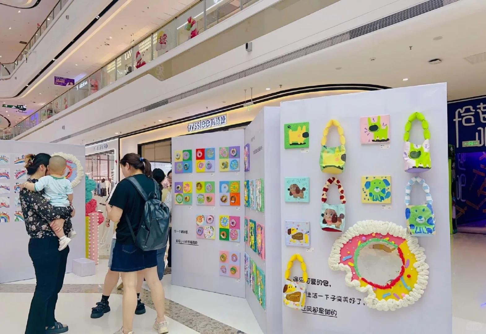 少儿美术商场画展应该怎样设计布置？