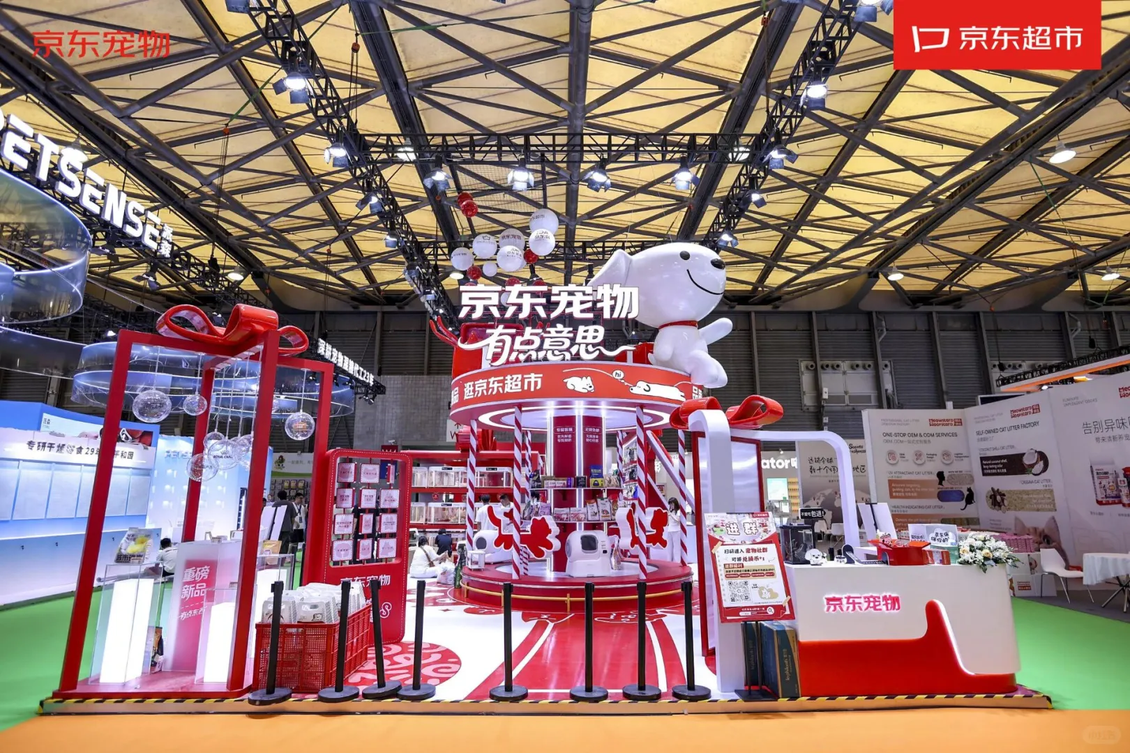 亚宠展逛懵了？京东宠物展台设计绝了?逛