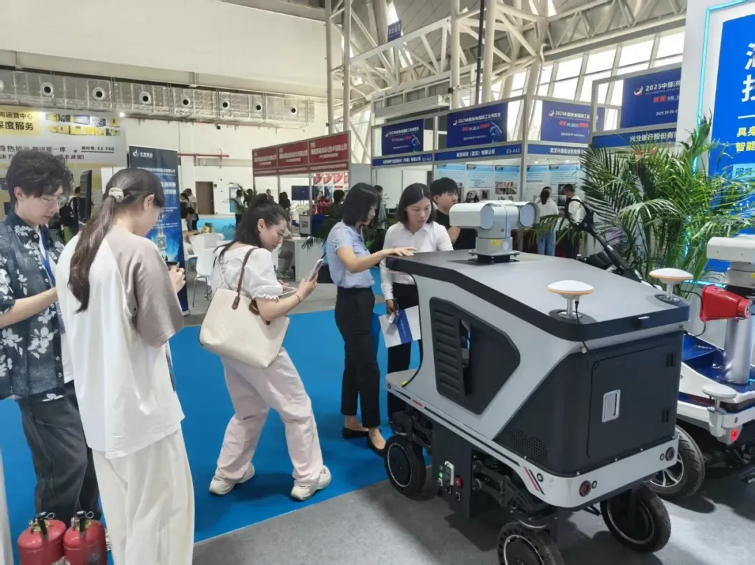 超能机器人惊艳亮相2025株洲工博会