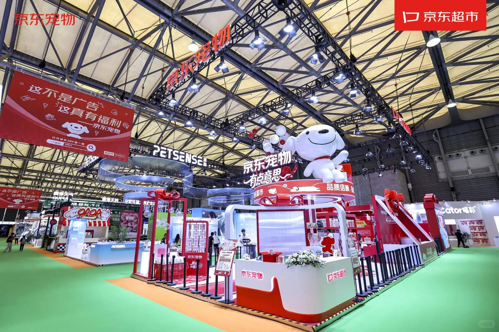 亚宠展逛懵了？京东宠物展台设计绝了?逛