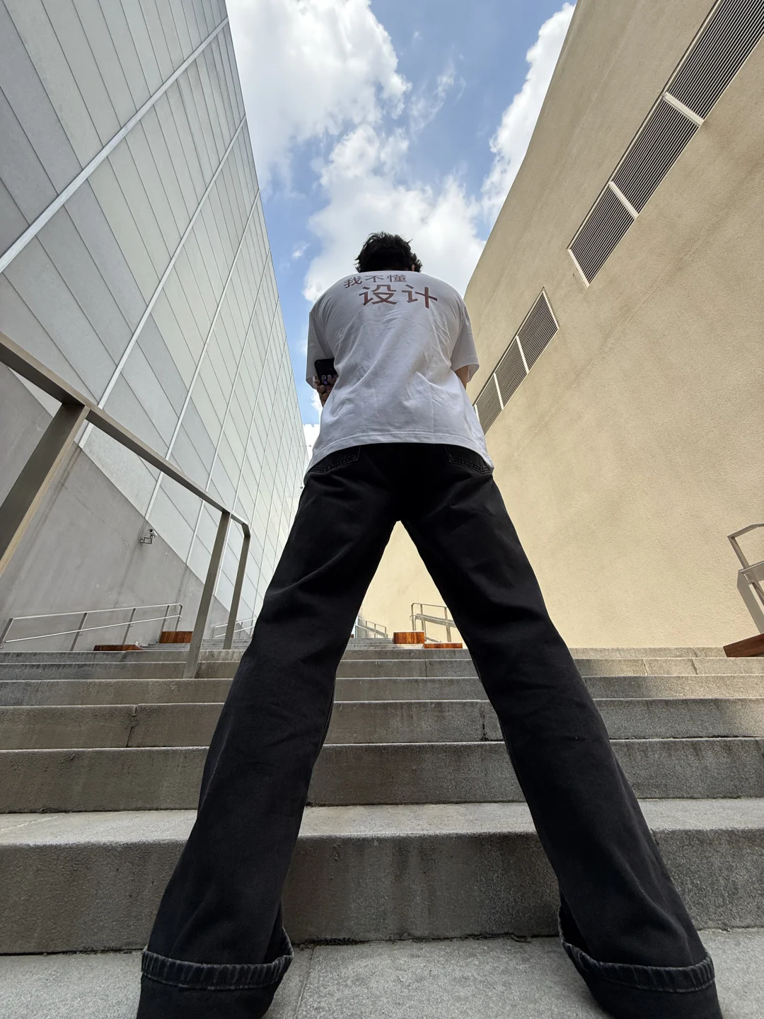 请问：穿着这身去看设计展怎么样