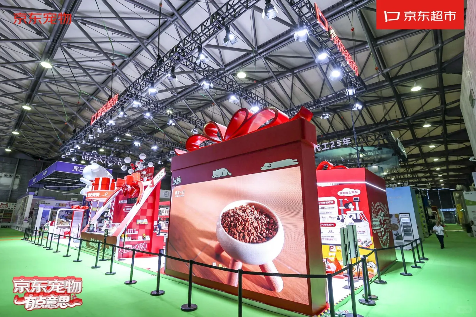 亚宠展逛懵了？京东宠物展台设计绝了?逛