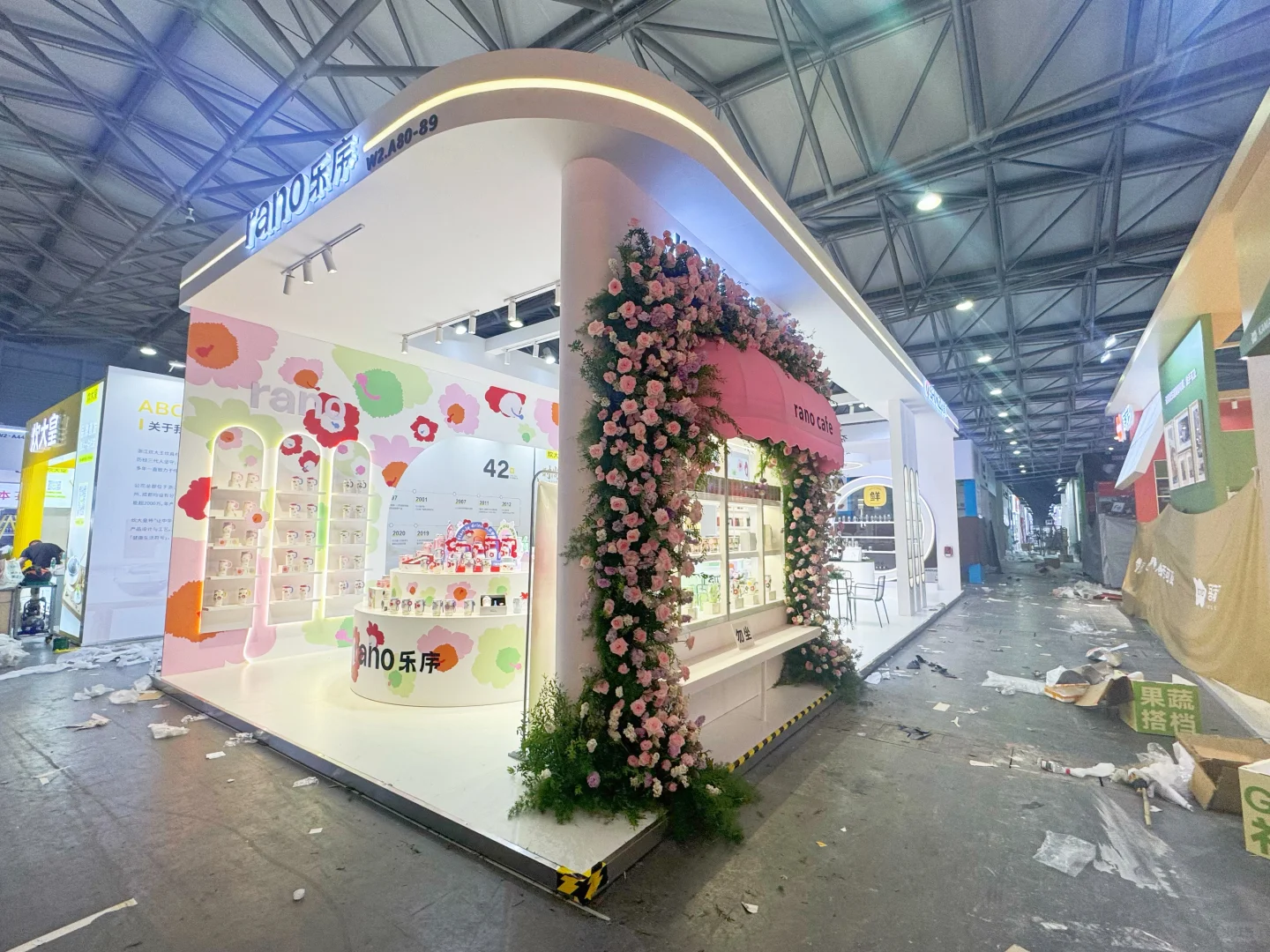 温馨百货展，以浅色调为主，搭配多彩花卉太赞