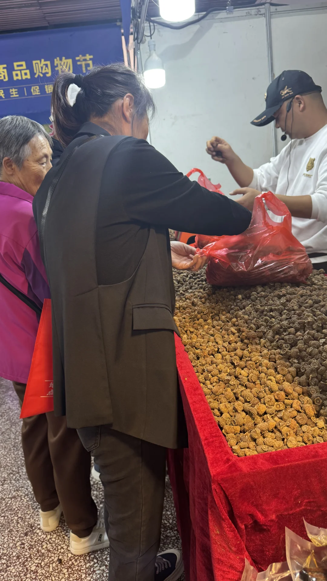 这是托，这家卖刺梨！