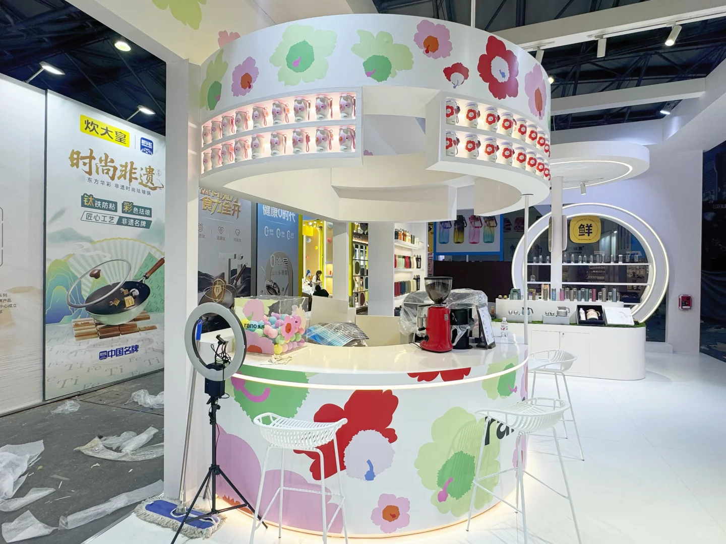 温馨百货展，以浅色调为主，搭配多彩花卉太赞