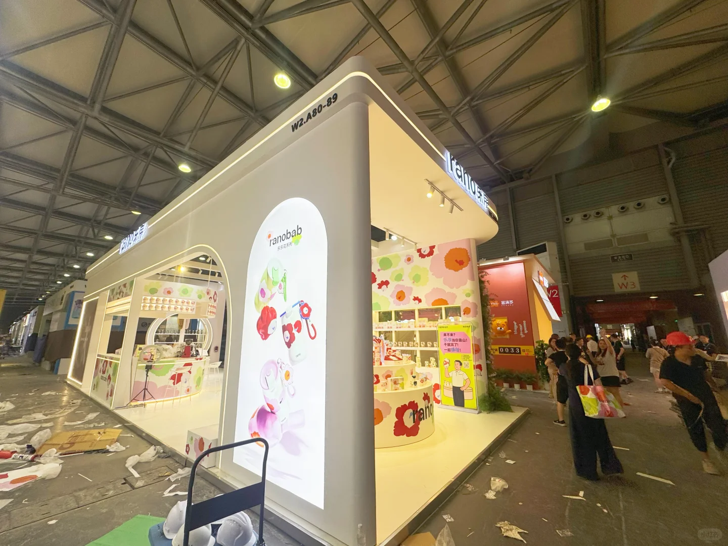 温馨百货展，以浅色调为主，搭配多彩花卉太赞