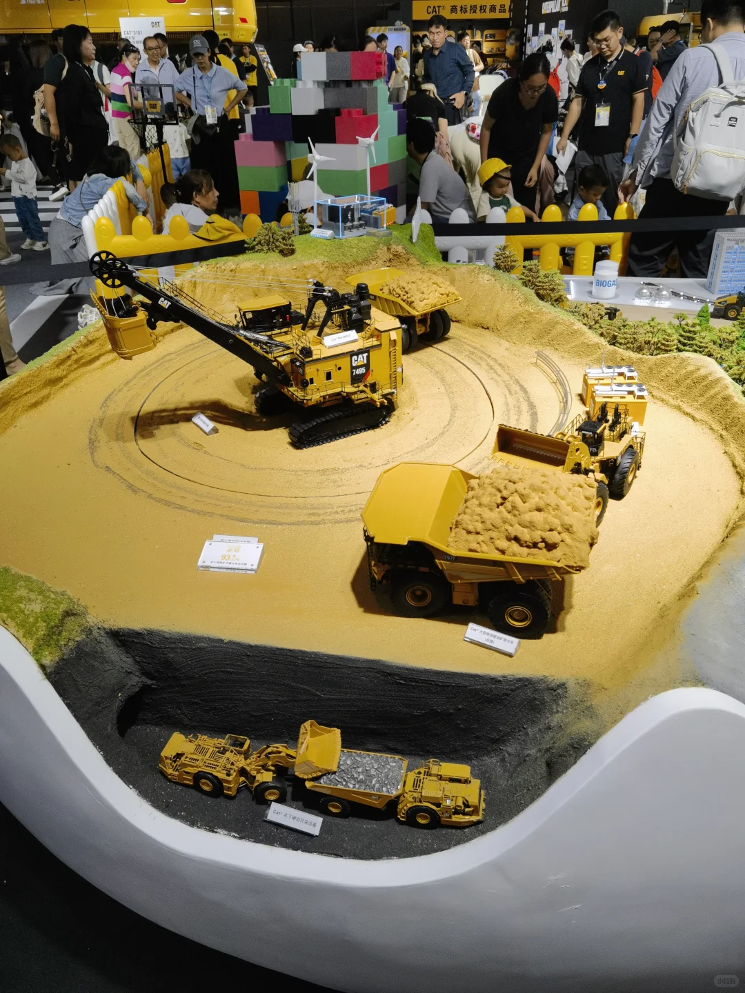 谁能想到工程机械展秒变巨型儿童乐园?