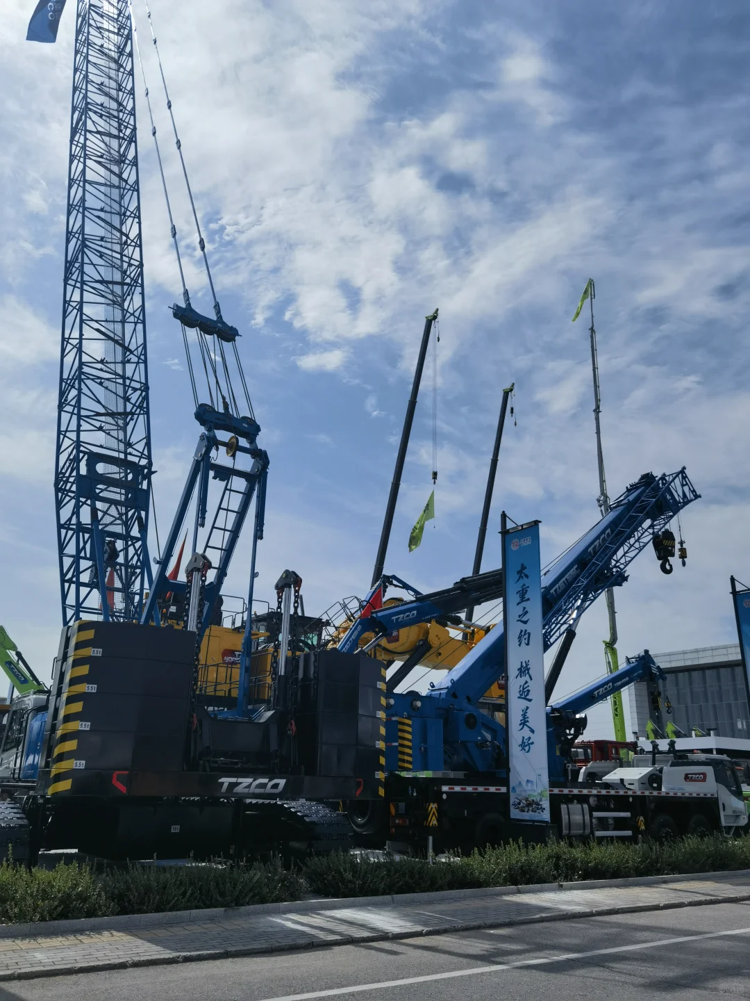 谁能想到工程机械展秒变巨型儿童乐园?