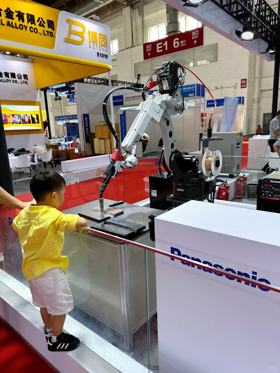 带娃实现工程车梦！！一定要看工程机械展?️