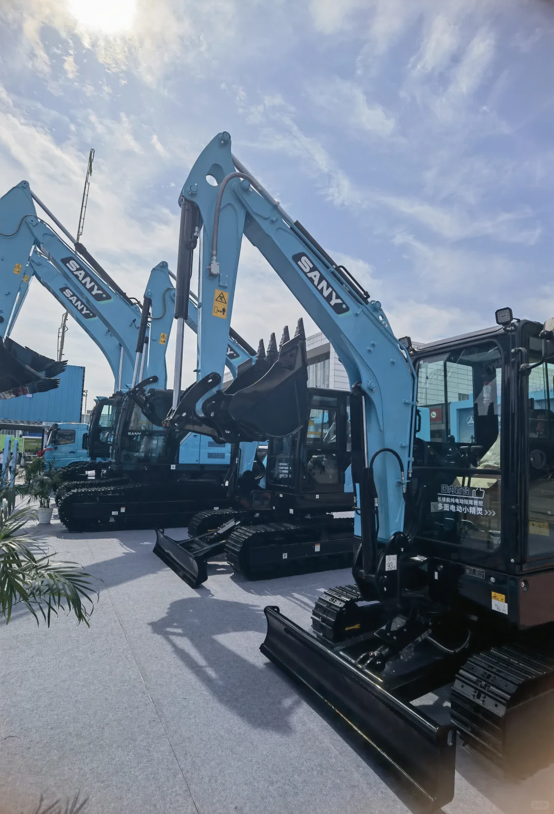 谁能想到工程机械展秒变巨型儿童乐园?