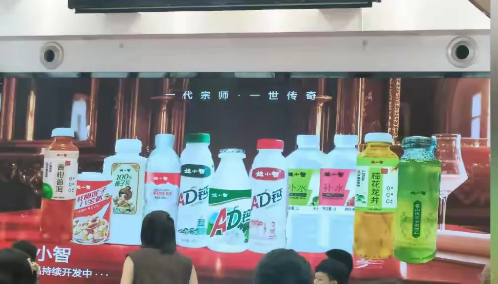 这个叔叔，一边点评晚辈，一边准备卖货