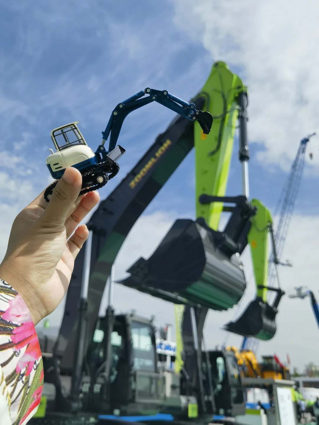 谁能想到工程机械展秒变巨型儿童乐园?