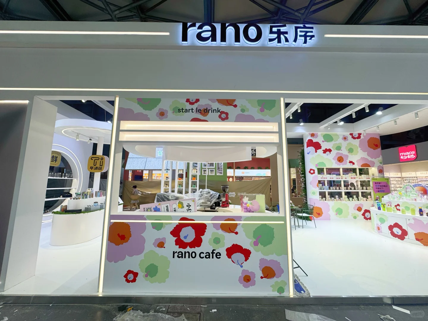 温馨百货展，以浅色调为主，搭配多彩花卉太赞