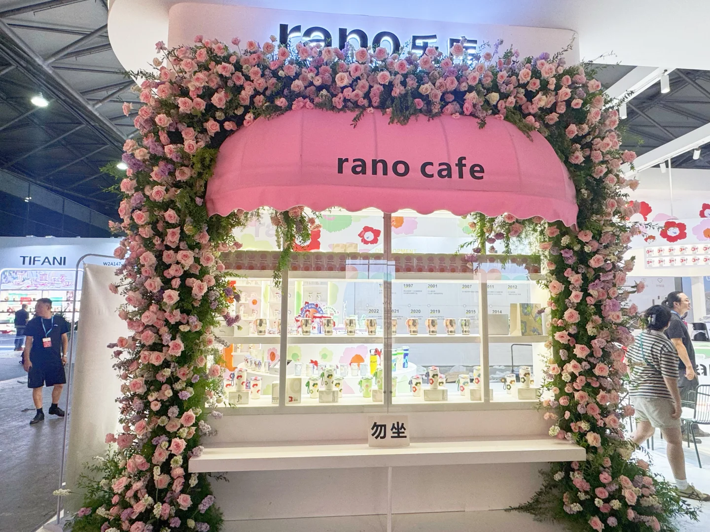 温馨百货展，以浅色调为主，搭配多彩花卉太赞